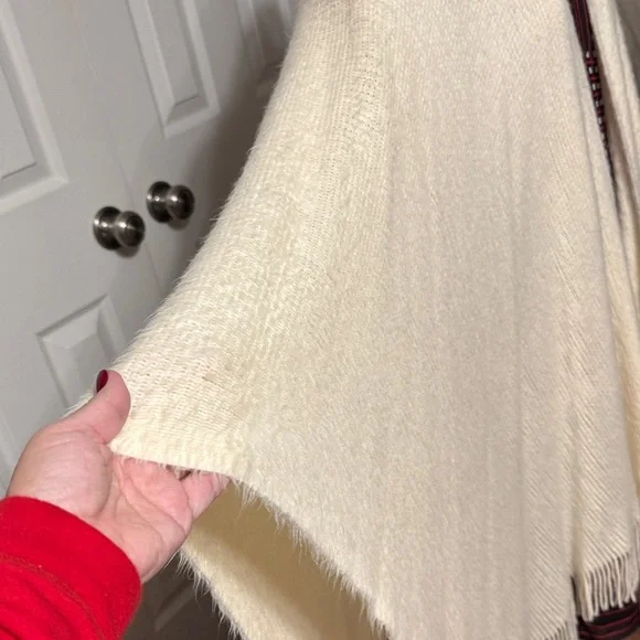 LC Lauren Conrad Ivory Knit Cape/Shawl - Picture 3 of 4